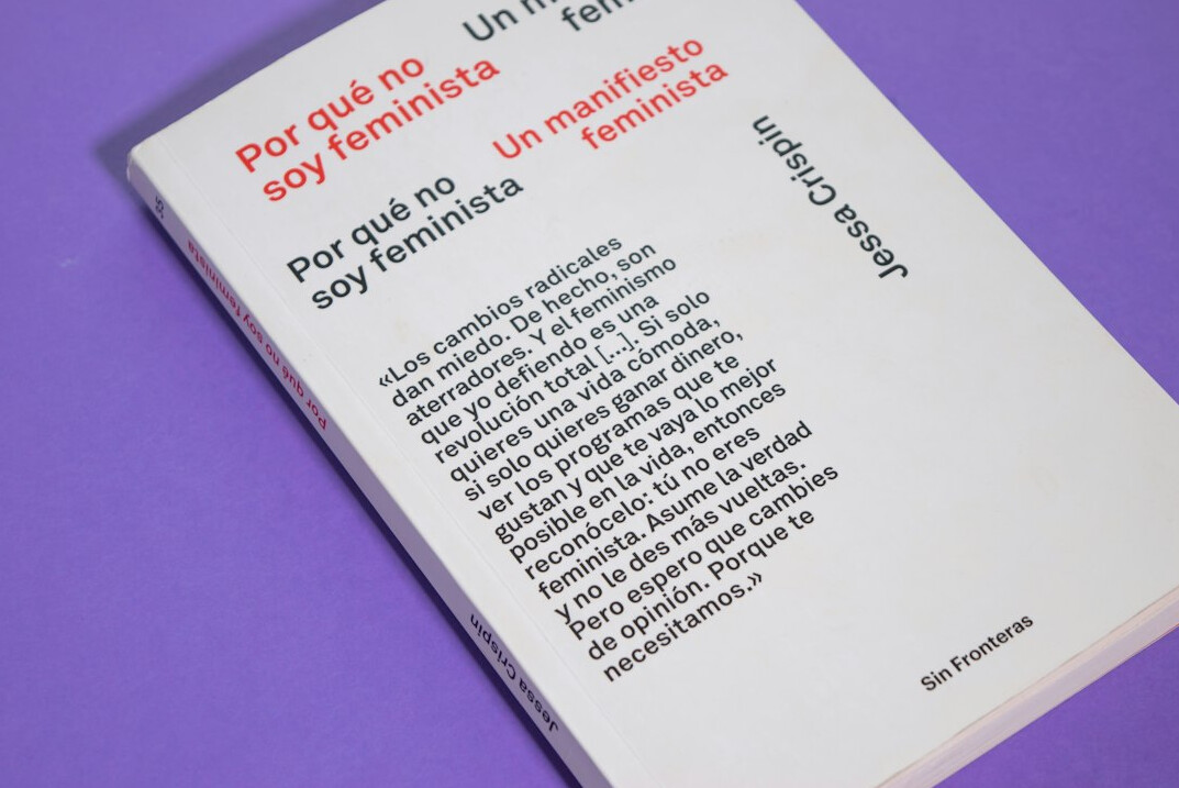 Oficina editorial con estanterías de libros y escritorio vintage