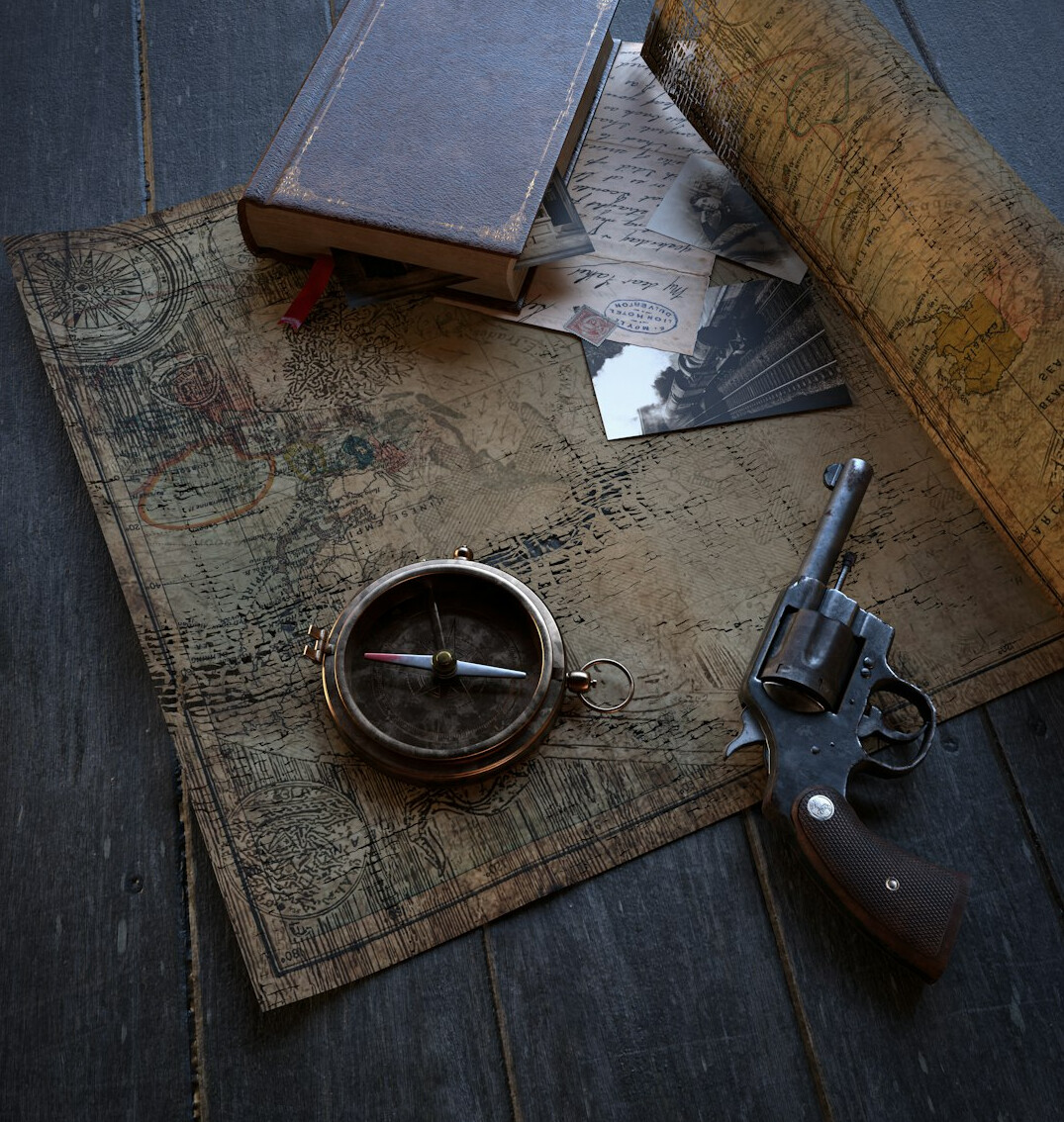 Lupa sobre un mapa antiguo y documentos en una mesa de madera