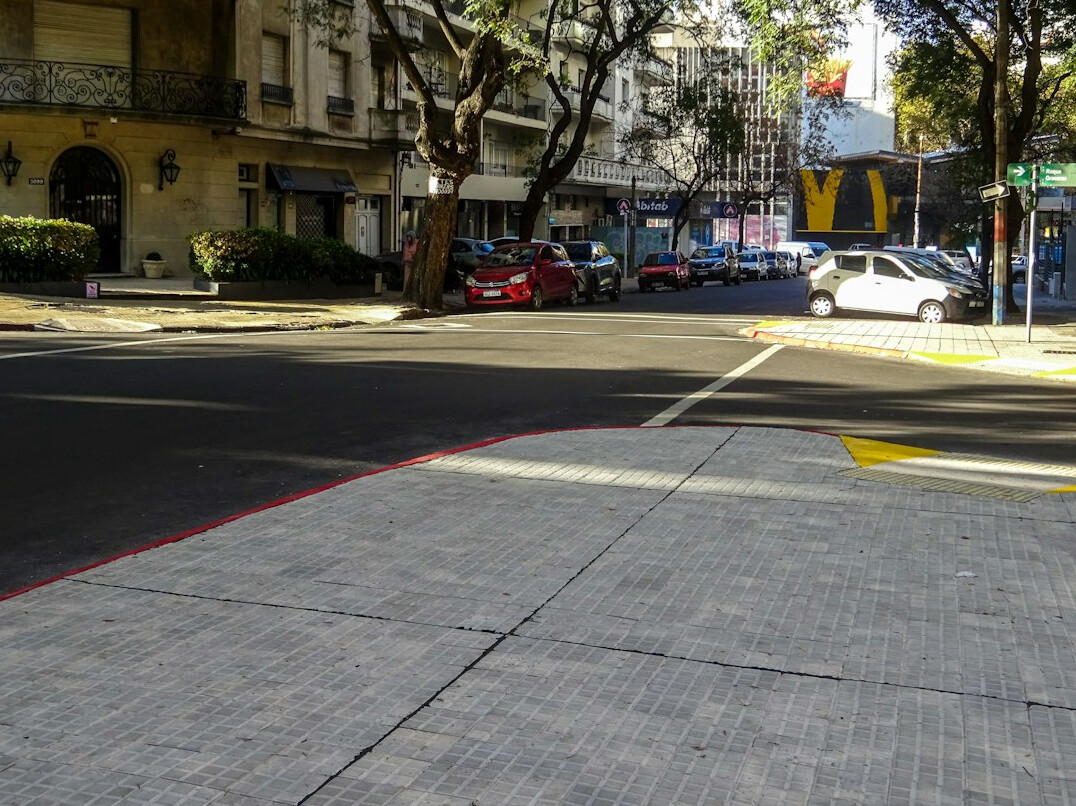 Calle empedrada de Montevideo de noche con farolas encendidas