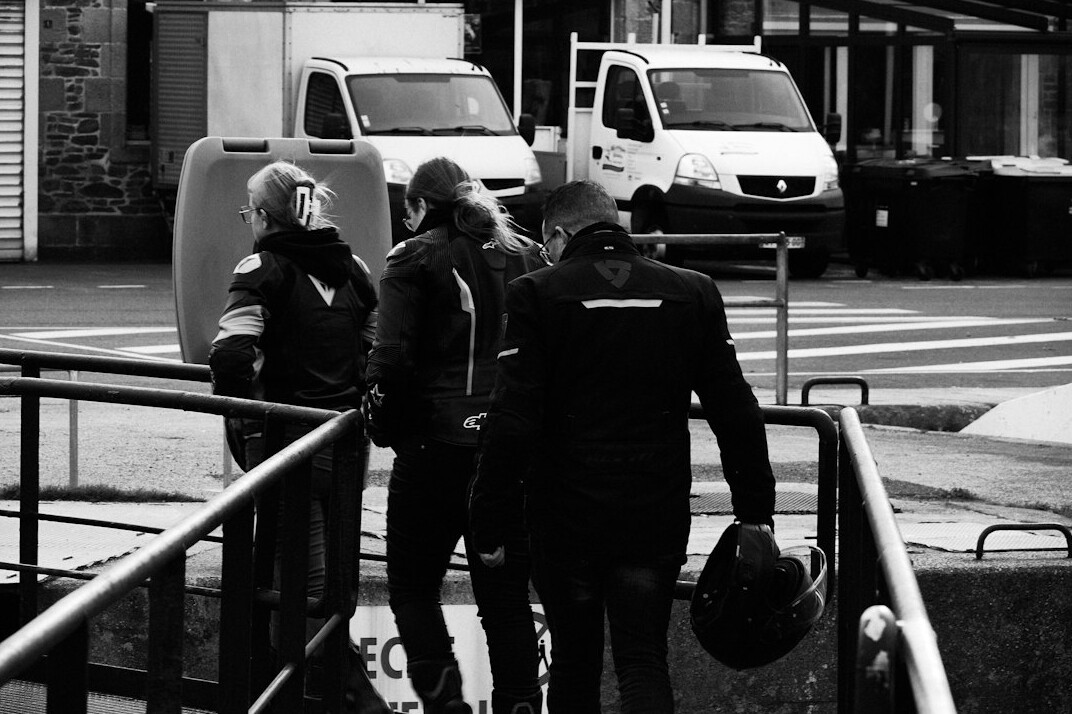 store detective capturing thief